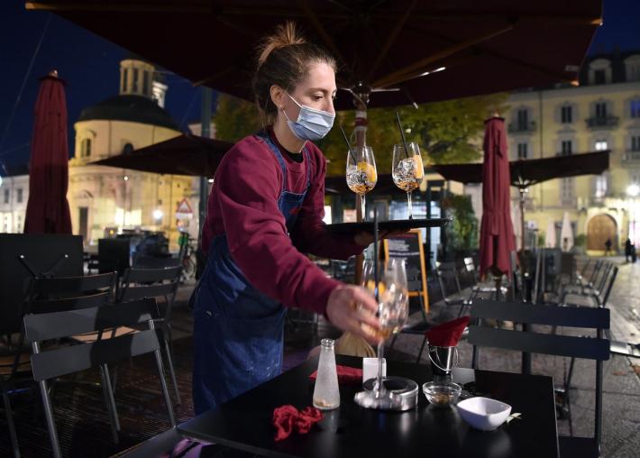 Met&agrave; giallo, met&agrave; arancione: la storia del bar "diviso" sull'Appennino
