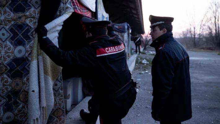 Blitz dei carabinieri nella tendopoli dove vivono i disperati