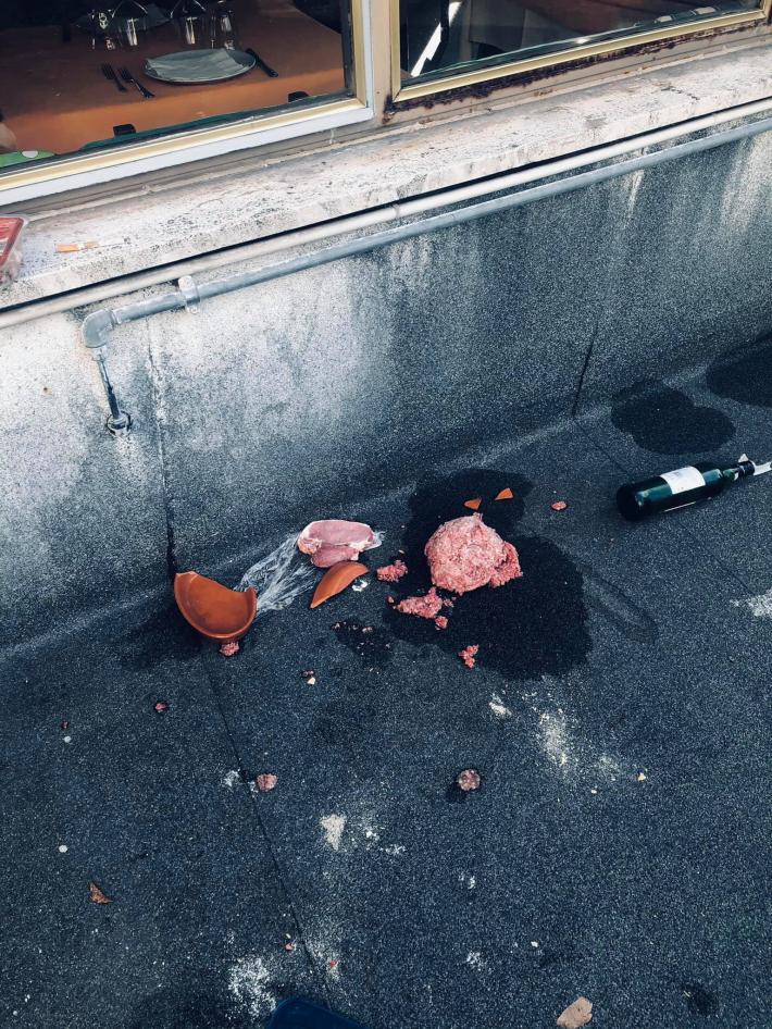 Entra nella trattoria Bellaria di notte e sparge cibo e bottiglie in tutto il quartiere