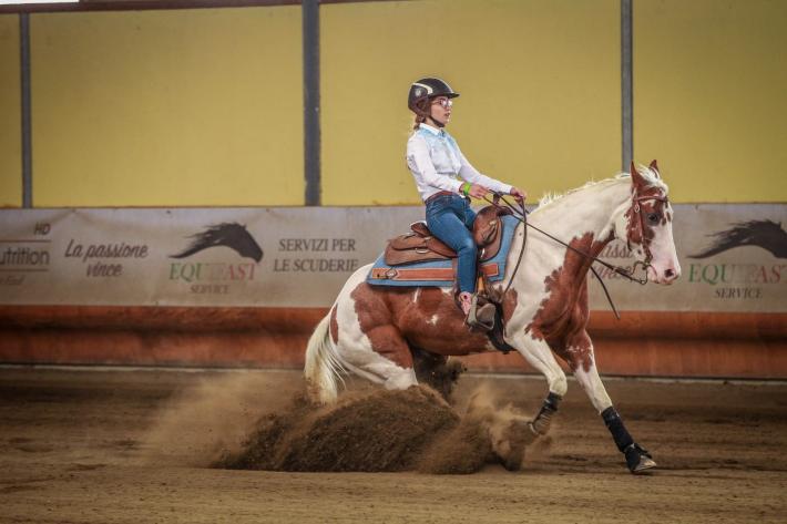 Agata, 11 anni, cavalca come un cowboy