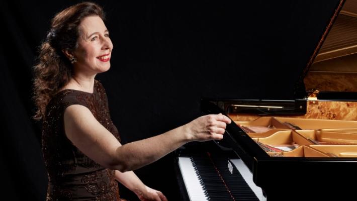 Angela Hewitt: &laquo;Suoner&ograve; Bach al Regio&raquo;