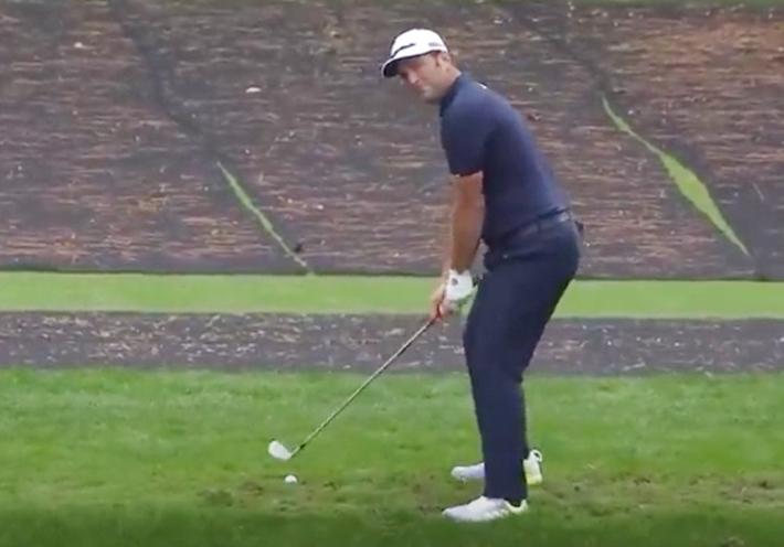 La pallina rimbalza sull'acqua: l'incredibile "buca in uno" di Rahm - Video