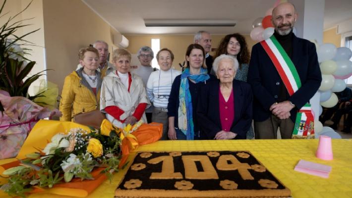 Tra musica e ricordi, Lina festeggia 104 anni di coraggio