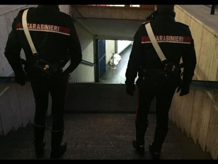 Si nasconde dentro al frigo per sfuggire all'arresto