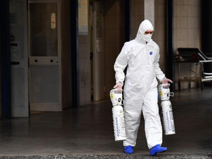 Napoli, sos dei farmacisti: "Persone disperate, non ci sono bombole d'ossigeno"