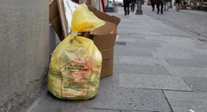 Rifiuti mescolati, rifiuti lanciati e altre proteste. E Mnc deposita esposto