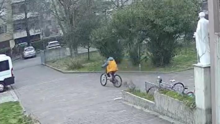 Ruba le bici dei bimbi davanti alla chiesa