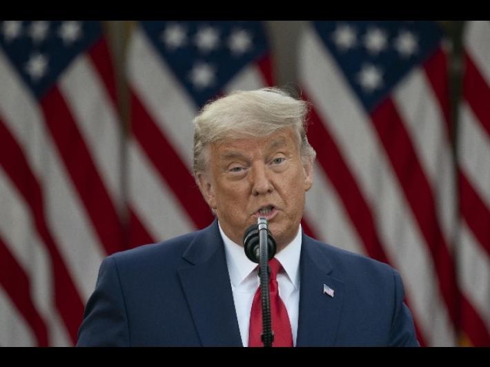 Trump ai fan in un ristorante di Miami: "Mangiate pure, offro io". Poi per&ograve; se ne va senza pagare