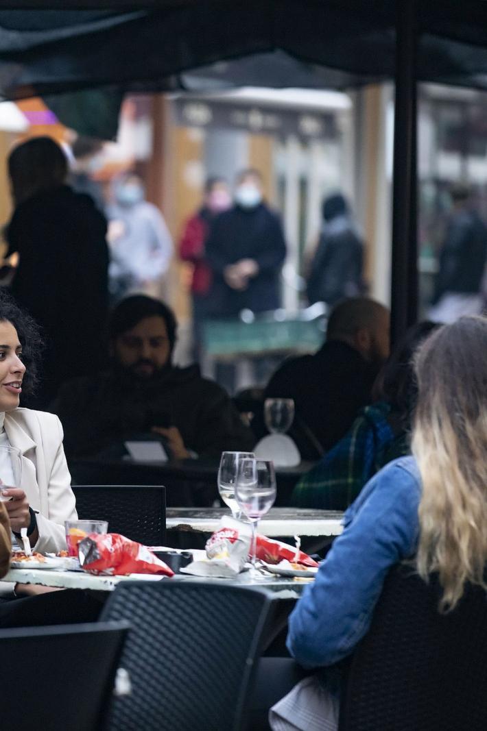 Ultimi brindisi nei bar della citt&agrave;