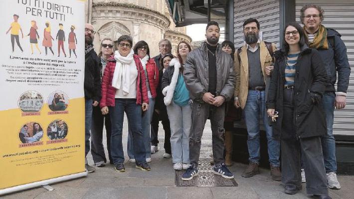 Annunziata, l'edicola riapre i battenti grazie a 11 volontari