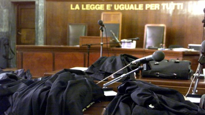 Il bolide con il trucco a prova di tutor: a folle velocit&agrave; in A1 con la targa coperta