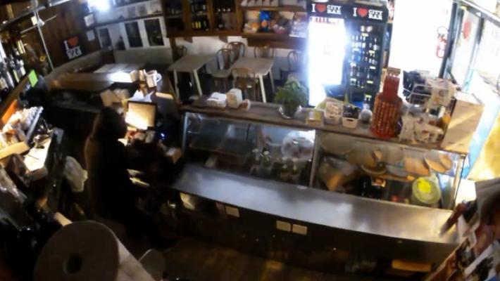Via Aff&ograve;, raid nel bar: i ladri entrano dai sotterranei