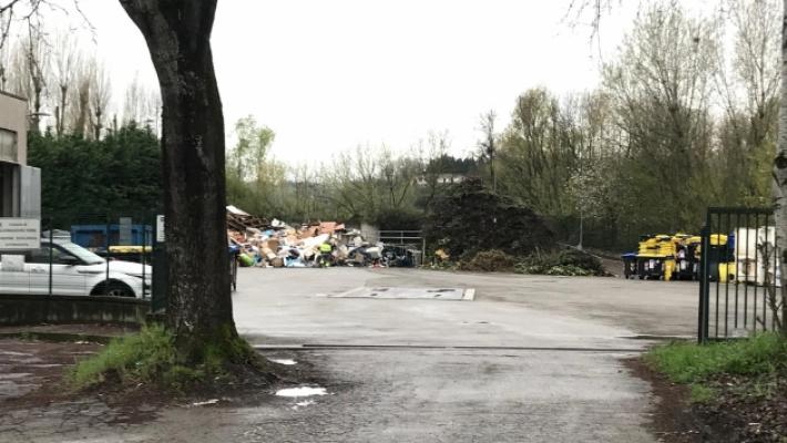 Lite alla stazione ecologica, addetto cade e si rompe il femore