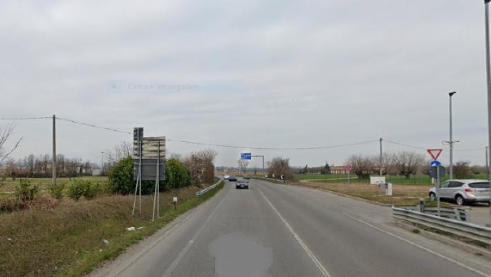 Tangenziale, pietra lanciata contro un'auto: parabrezza in frantumi