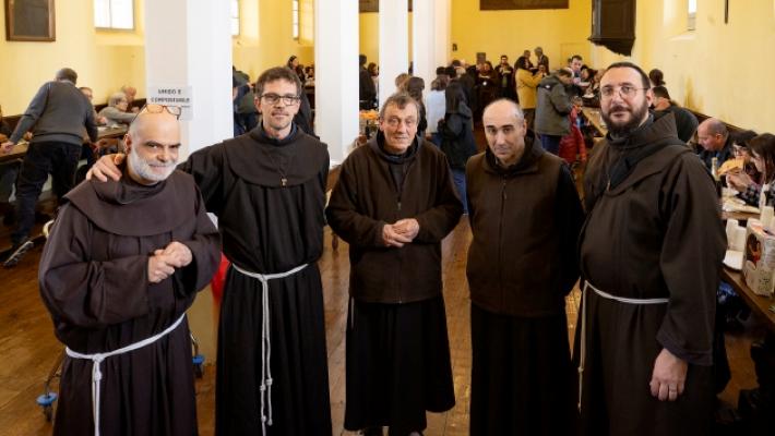 Alla mensa di Padre Lino si cucina insieme