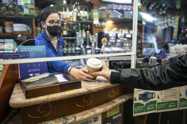 Tanti bar chiusi. E i ristoranti si attrezzano per l'asporto