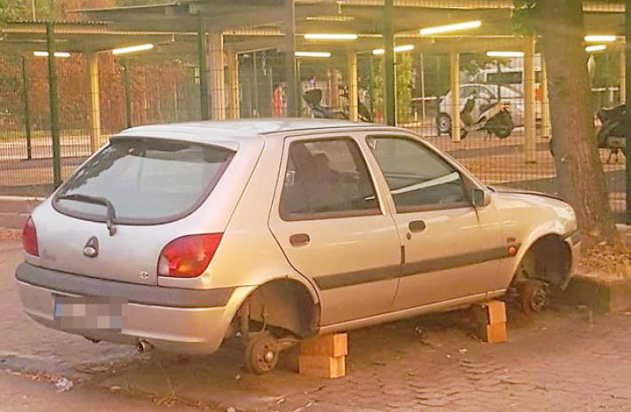 Via Spezia: nel parcheggio Cavagnari una Fiesta saccheggiata delle ruote