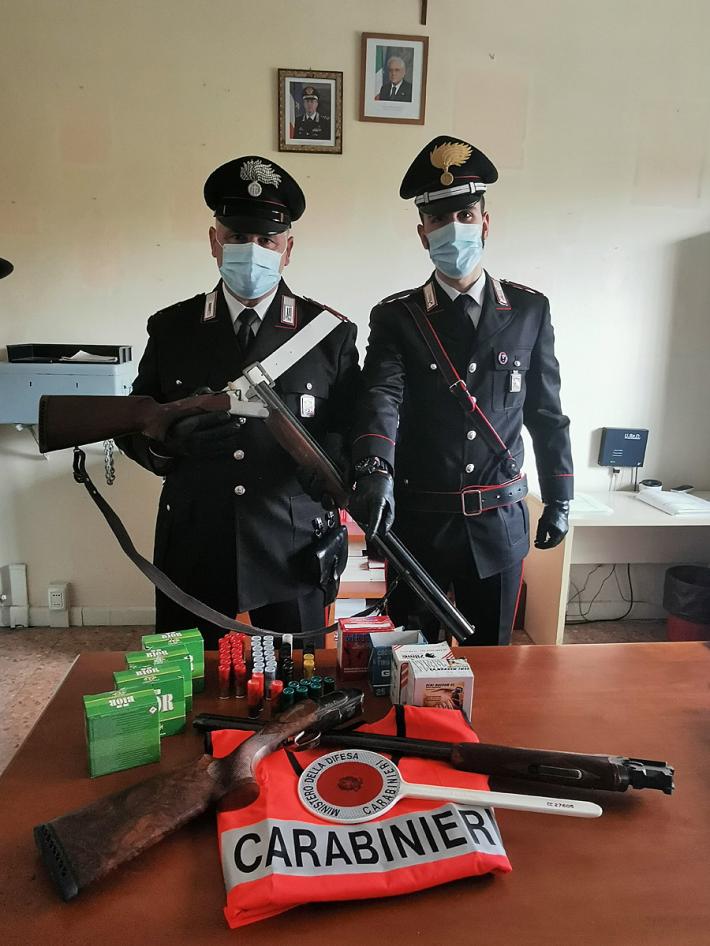 Aveva al domicilio fucili e cartucce illegalmente detenute: denunciato 49enne