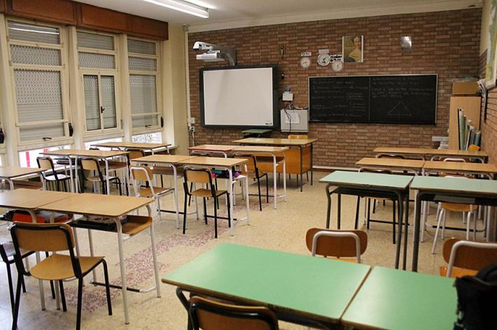 Un docente dall'aula vuota: &laquo;Ragazzi ci siete? Mi sentite bene o devo alzare il microfono?&raquo;