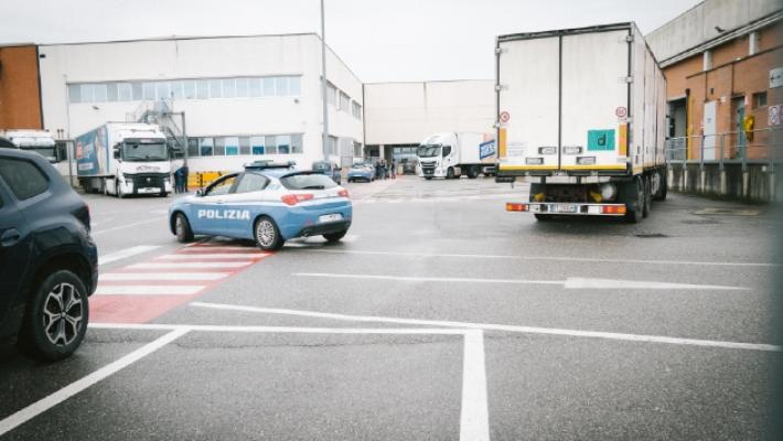 Litiga con un collega e lo colpisce alla gola con un cutter