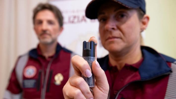 &laquo;Ecco come usare lo spray urticante per difendersi&raquo;