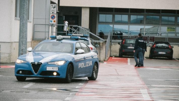 Era appena stato assunto il ventenne che ha accoltellato alla gola un collega