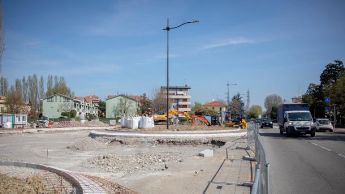 Nuova rotatoria di via Mantova, il cantiere &egrave; fermo