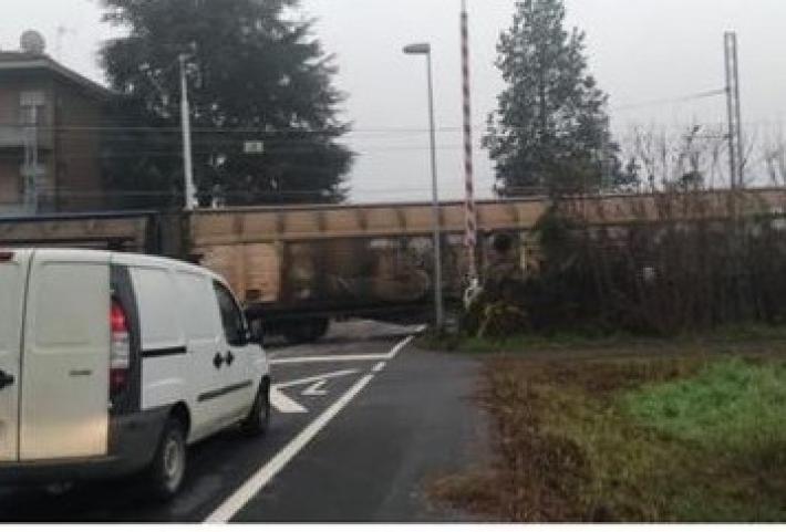 Le sbarre restano alzate: brivido per l'autista