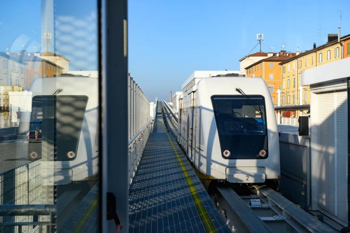 Parte oggi la navetta elettrica  che collega la stazione  di Bologna all'aeroporto  in 7 minuti