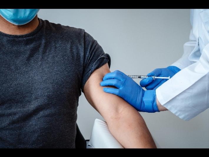 Piano per i vaccini anti-Covid inviato alle Regioni: "Prima ad ospedali ed Rsa"