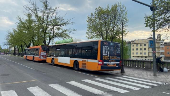 Quarantenne aggredito sul bus da una banda di ragazzini