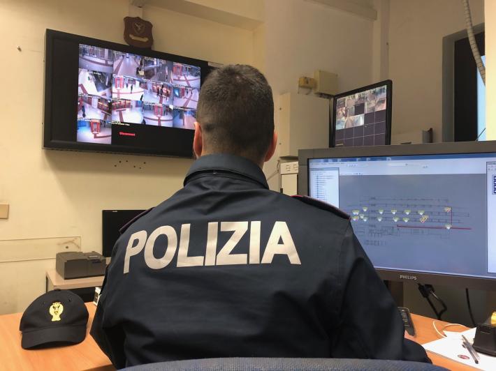 Strappano la collana a un giovane e lo minacciano col coltello: denunciati due ventenni