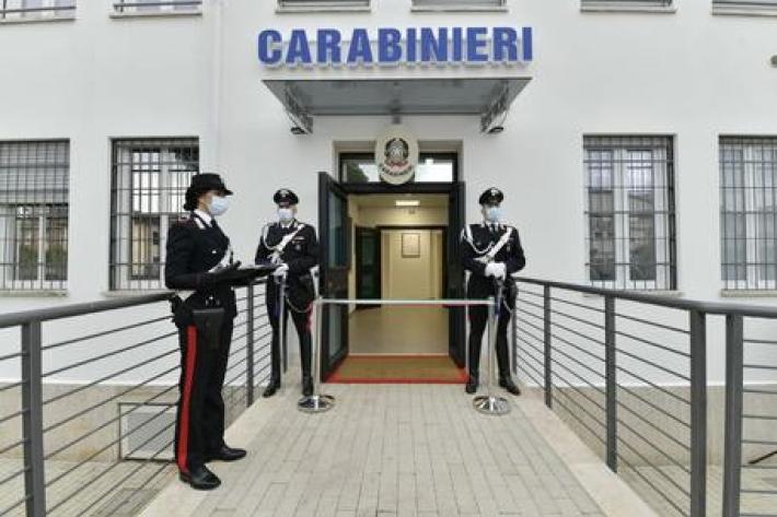 Per difendere la madre accoltella il padre, 16enne arrestato