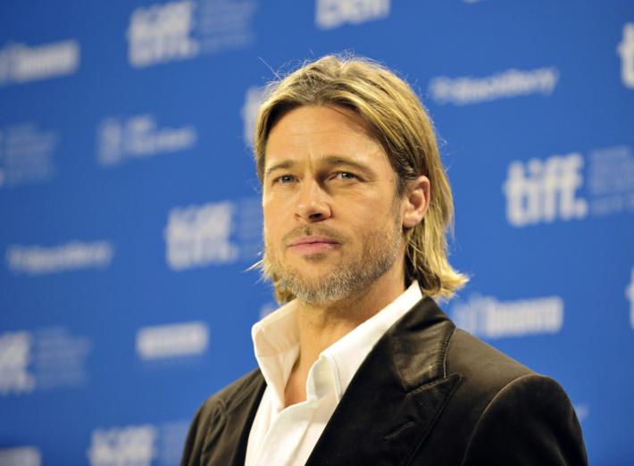 Brad Pitt distribuisce la spesa alle famiglie in difficolt&agrave;