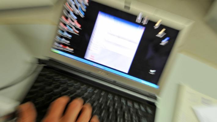 La chat erotica finisce con il ricatto: &laquo;Dammi i soldi, o dico tutto a tua moglie&raquo;. E il pensionato sborsa 8.300 euro