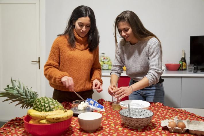 Il coprifuoco dei giovani: tecnologia, cucina e fantasia