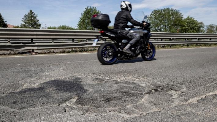 Asfalto sfondato e buche: slalom in tangenziale nord