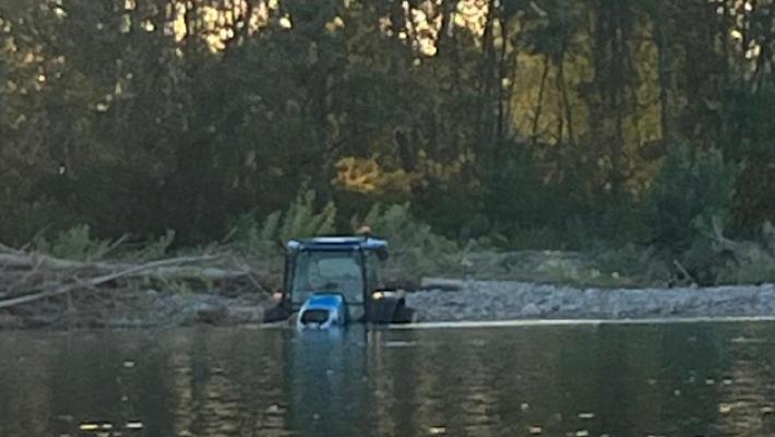 I ladri tentano di guadare il Taro e il trattore affonda nella corrente
