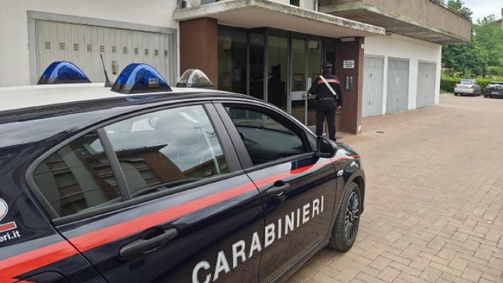 La moglie &egrave; sparita? Si era nascosta nell'armadio