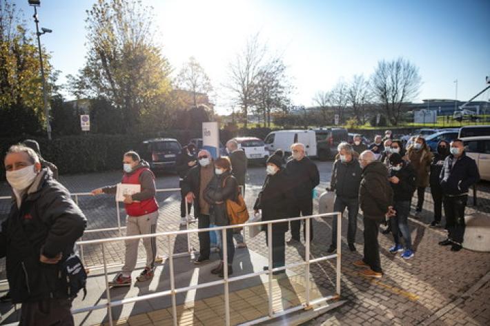 Sportelli Iren, per gli utenti lunghe code all'aperto