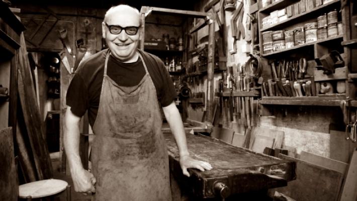 Lustrascarpe e &laquo;lustr&oacute;n&raquo;: lucidare calzature e mobili era un'arte