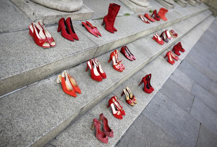 Uccide la moglie e poi si toglie la vita