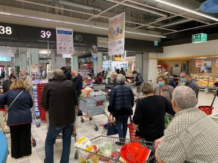 Imola, compra un involtino e ci trova dentro un dito