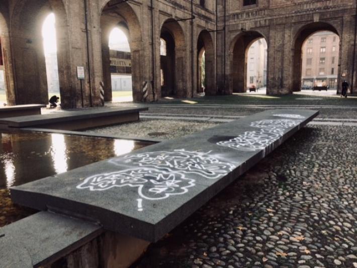 Pizzarotti : "Vandalizzate le panchine di piazza della Pace, non ho parole"