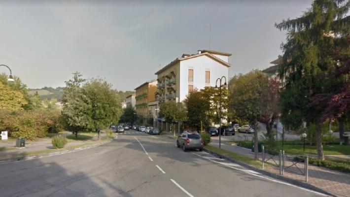 Cercano di rubare la benzina da un'auto