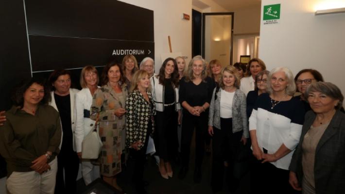 Giovanna Botteri, dai Balcani alla Cina giornalista in prima linea