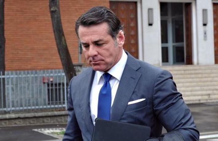 'Ndrangheta: l'ex assessore parmigiano Bernini regala il suo libro a Tallini