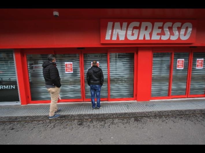 E.Romagna resta arancione, ma  la Regione alleggerisce le restrizioni : festivi e prefestivi chiuse le grandi strutture di vendita, aperte quelle medie. Negozi riaperti la domenica