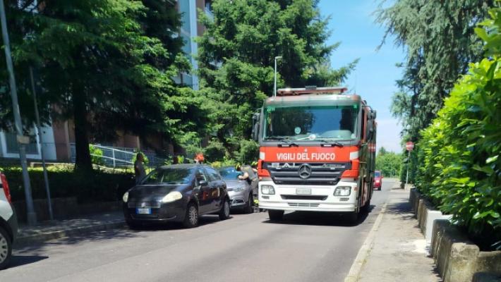 Fidenza, bambina di due anni intrappolata nell'auto: la salvano i vigili del fuoco
