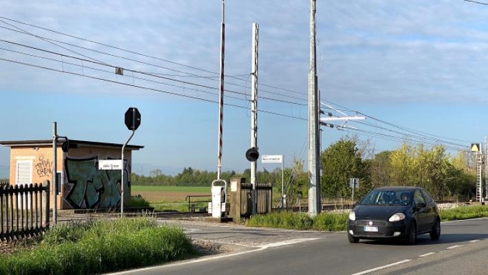 Sorbolo, camion abbatte una sbarra del passaggio a livello